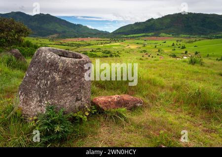 Pianura di vasi vicino a Phonsavan negli altopiani centrali del Laos nel sud-est asiatico Foto Stock