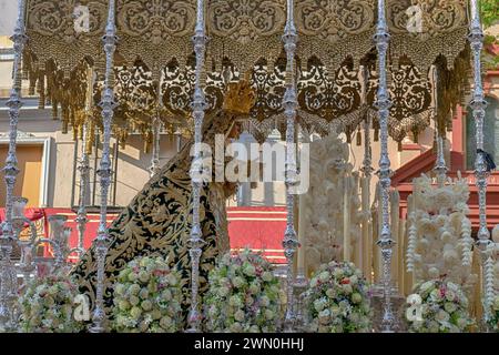 Processione della speranza di Triana la mattina presto della settimana Santa a Siviglia, Spagna Foto Stock