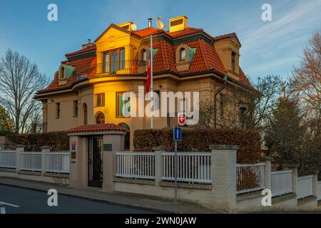 Ambasciata della Svizzera ad Hanspaulka parte della capitale in serata a colori invernale a Praga 02 24 2024 Foto Stock