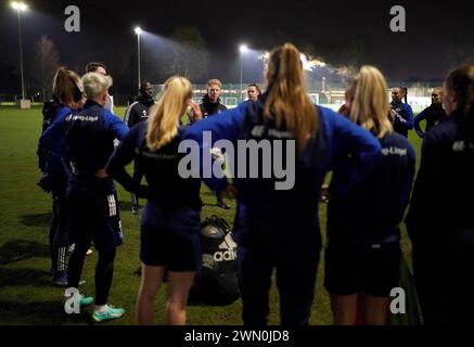 Norderstedt, Germania. 27 febbraio 2024. L'allenatore Marwin Bolz (sesto da sinistra) conduce la sessione di allenamento presso la struttura sportiva Paul Hauenschild dell'Hamburger SV. Dopo la promozione in seconda divisione, la squadra di calcio femminile dell'Hamburger SV è riuscita ad arrivare in prima divisione. Il club ha ora la possibilità di ristabilire Amburgo come città di calcio femminile. Credito: Marcus Brandt/dpa - NOTA IMPORTANTE: In conformità alle normative della DFL German Football League e della DFB German Football Association, è vietato utilizzare o utilizzare fotografie/dpa/Alamy Live News Foto Stock