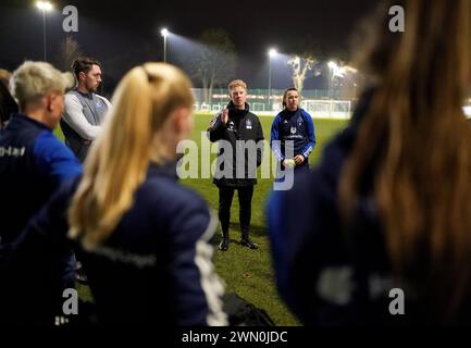 Norderstedt, Germania. 27 febbraio 2024. L'allenatore Marwin Bolz (M) conduce l'allenamento presso la struttura sportiva Paul Hauenschild dell'Hamburger SV. Dopo la promozione in seconda divisione, la squadra di calcio femminile dell'Hamburger SV è riuscita ad arrivare in prima divisione. Il club ha ora la possibilità di ristabilire Amburgo come città di calcio femminile. Credito: Marcus Brandt/dpa - NOTA IMPORTANTE: In conformità con le normative della DFL German Football League e della DFB German Football Association, è vietato utilizzare o far utilizzare fotografie scattate nello stadiu/dpa/Alamy Live News Foto Stock