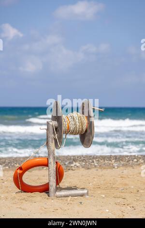 Lifebuoy con dispositivo di lancio sulla spiaggia di Creta, Grecia Foto Stock