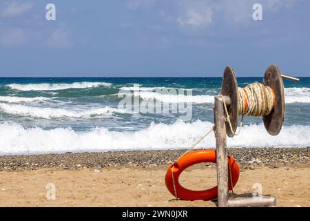 Lifebuoy con dispositivo di lancio sulla spiaggia di Creta, Grecia Foto Stock