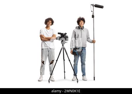 Gli operatori dell'asta portamicrofono e della fotocamera tengono in mano un microfono e sorridono isolato su sfondo bianco Foto Stock