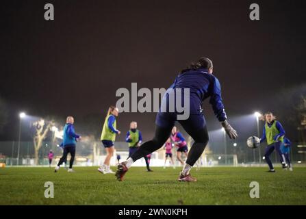 Norderstedt, Germania. 27 febbraio 2024. I giocatori si allenano presso la struttura sportiva Paul Hauenschild dell'Hamburger SV. Dopo la promozione in seconda divisione, le calciatrici femminili dell'Hamburger SV potevano arrivare in prima divisione. Il club ha ora la possibilità di ristabilire Amburgo come città di calcio femminile. Credito: Marcus Brandt/dpa - NOTA IMPORTANTE: In conformità con le normative della DFL German Football League e della DFB German Football Association, è vietato utilizzare o far utilizzare fotografie scattate nello stadio e/o della partita nel/dpa/Alamy Live News Foto Stock