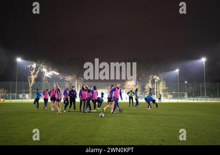 Norderstedt, Germania. 27 febbraio 2024. I giocatori si allenano presso la struttura sportiva Paul Hauenschild dell'Hamburger SV. Dopo la promozione in seconda divisione, le calciatrici femminili dell'Hamburger SV potevano arrivare in prima divisione. Il club ha ora la possibilità di ristabilire Amburgo come città di calcio femminile. Credito: Marcus Brandt/dpa - NOTA IMPORTANTE: In conformità con le normative della DFL German Football League e della DFB German Football Association, è vietato utilizzare o far utilizzare fotografie scattate nello stadio e/o della partita nel/dpa/Alamy Live News Foto Stock