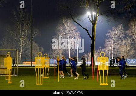 Norderstedt, Germania. 27 febbraio 2024. I giocatori si allenano presso la struttura sportiva Paul Hauenschild dell'Hamburger SV. Dopo la promozione in seconda divisione, le calciatrici femminili dell'Hamburger SV potevano arrivare in prima divisione. Il club ha ora la possibilità di ristabilire Amburgo come città di calcio femminile. Credito: Marcus Brandt/dpa - NOTA IMPORTANTE: In conformità con le normative della DFL German Football League e della DFB German Football Association, è vietato utilizzare o far utilizzare fotografie scattate nello stadio e/o della partita nel/dpa/Alamy Live News Foto Stock