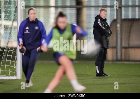 Norderstedt, Germania. 27 febbraio 2024. L'allenatore Marwin Bolz conduce la sessione di allenamento presso l'impianto sportivo Paul Hauenschild dell'Hamburger SV. Dopo la promozione in seconda divisione, la squadra di calcio femminile dell'Hamburger SV è riuscita ad arrivare in prima divisione. Il club ha ora la possibilità di ristabilire Amburgo come città di calcio femminile. Credito: Marcus Brandt/dpa - NOTA IMPORTANTE: In conformità con le normative della DFL German Football League e della DFB German Football Association, è vietato utilizzare o far utilizzare fotografie scattate nel sta/dpa/Alamy Live News Foto Stock