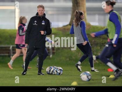 Norderstedt, Germania. 27 febbraio 2024. L'allenatore Marwin Bolz conduce la sessione di allenamento presso l'impianto sportivo Paul Hauenschild dell'Hamburger SV. Dopo la promozione in seconda divisione, la squadra di calcio femminile dell'Hamburger SV è riuscita ad arrivare in prima divisione. Il club ha ora la possibilità di ristabilire Amburgo come città di calcio femminile. Credito: Marcus Brandt/dpa - NOTA IMPORTANTE: In conformità con le normative della DFL German Football League e della DFB German Football Association, è vietato utilizzare o far utilizzare fotografie scattate nel sta/dpa/Alamy Live News Foto Stock