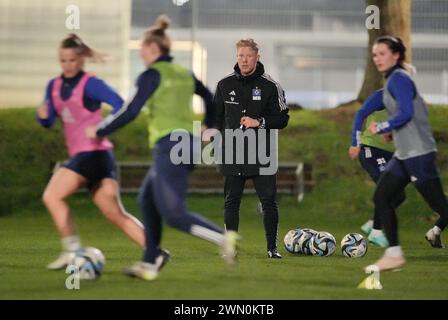 Norderstedt, Germania. 27 febbraio 2024. L'allenatore Marwin Bolz conduce la sessione di allenamento presso l'impianto sportivo Paul Hauenschild dell'Hamburger SV. Dopo la promozione in seconda divisione, la squadra di calcio femminile dell'Hamburger SV è riuscita ad arrivare in prima divisione. Il club ha ora la possibilità di ristabilire Amburgo come città di calcio femminile. Credito: Marcus Brandt/dpa - NOTA IMPORTANTE: In conformità con le normative della DFL German Football League e della DFB German Football Association, è vietato utilizzare o far utilizzare fotografie scattate nel sta/dpa/Alamy Live News Foto Stock