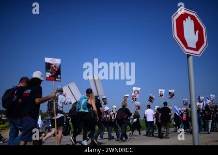 (240228) -- RE'IM, 28 febbraio 2024 (Xinhua) -- famiglie e sostenitori degli ostaggi presi da Hamas, prendono parte ad una marcia da Kibbutz Re'im a Gerusalemme mentre chiedono il rilascio di tutti gli ostaggi, a Re'im, Israele, il 28 febbraio 2024. Israele ha portato avanti un'offensiva su larga scala contro Hamas, governante da Gaza, per rappresaglia contro la furia di quest'ultimo nel sud di Israele il 7 ottobre 2023, durante la quale sono state uccise circa 1.200 persone e più di 200 sono state prese in ostaggio. Il bilancio delle vittime palestinesi nella Striscia di Gaza è salito a 29.954, mentre l'esercito israeliano ne ha uccisi 76 nelle ultime 24 ore, l'ha Foto Stock