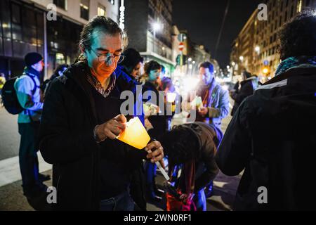 Milano, Italia. 28 febbraio 2024. Milano, la processione delle fiaccolate per chiedere il rilascio di Ilaria Salis. Nella foto: Un momento dell'evento Credit: Independent Photo Agency/Alamy Live News Foto Stock