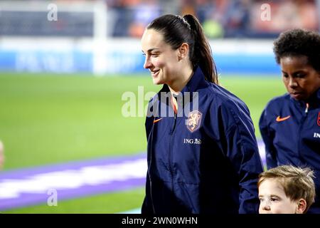 Heerenveen, Paesi Bassi. 28 febbraio 2024. HEERENVEEN, PAESI BASSI - FEBBRAIO 28: Caitlin Dijkstra dei Paesi Bassi entra in campo prima della UEFA Women's Nations League - terzo posto match tra Paesi Bassi e Germania all'Abe Lenstra Stadion il 28 febbraio 2024 a Heerenveen, Paesi Bassi. (Foto di Pieter van der Woude/Orange Pictures) credito: Orange Pics BV/Alamy Live News Foto Stock