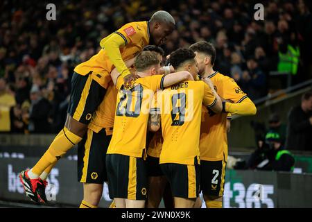 Wolverhampton, Regno Unito. 28 febbraio 2024. I giocatori dei lupi celebrano il gol di apertura durante la partita del 5° turno della Coppa degli Emirati, Wolverhampton Wanderers contro Brighton e Hove Albion a Molineux, Wolverhampton, Regno Unito, 28 febbraio 2024 (foto di Conor Molloy/News Images) a Wolverhampton, Regno Unito, il 28 febbraio 2024. (Foto di Conor Molloy/News Images/Sipa USA) credito: SIPA USA/Alamy Live News Foto Stock