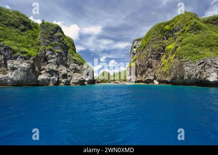 Piazza di Spagna a Orote Point, Guam, in una giornata tranquilla con un oceano blu calmo al sole. Foto Stock