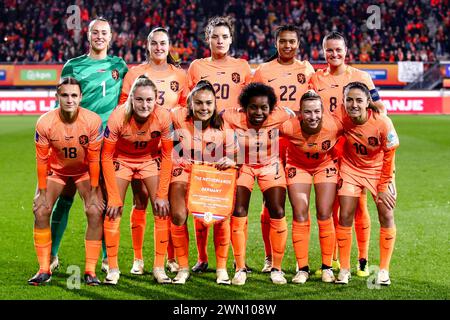 HEERENVEEN, PAESI BASSI - FEBBRAIO 28: Team Photo of the Netherlands, (back Row L-R), portiere Daphne van Domselaar dei Paesi Bassi, Caitlin Dijkstra dei Paesi Bassi, Dominique Janssen dei Paesi Bassi, Esmee Brugts dei Paesi Bassi, Sherida Spitse dei Paesi Bassi (front Row L-R) Kerstin Casparij dei Paesi Bassi, Wieke Kaptein dei Paesi Bassi, Lieke Martens dei Paesi Bassi, Lineth Beerensteyn dei Paesi Bassi, Jackie Groenen dei Paesi Bassi, Danielle van de Donk dei Paesi Bassi durante la partita UEFA Women's Nations League - terzo posto tra Paesi Bassi e GE Foto Stock