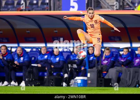 Heerenveen, Paesi Bassi. 28 febbraio 2024. HEERENVEEN, PAESI BASSI - FEBBRAIO 28: Kerstin Casparij dei Paesi Bassi calcia la palla mentre salta durante la UEFA Women's Nations League - terzo posto partita tra Paesi Bassi e Germania all'Abe Lenstra Stadion il 28 febbraio 2024 a Heerenveen, Paesi Bassi. (Foto di Pieter van der Woude/Orange Pictures) credito: Orange Pics BV/Alamy Live News Foto Stock