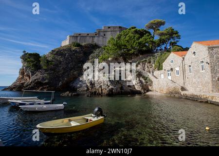 Pile Bay con barche vicino alla città vecchia di Dubrovnik con la fortezza Lovrijenac. Croazia Foto Stock