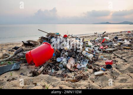 Koh Samui, Thailandia - 19 gennaio 2024: Spiaggia deserta, disseminata di bottiglie di plastica, imballaggi e altri rifiuti. Foto Stock