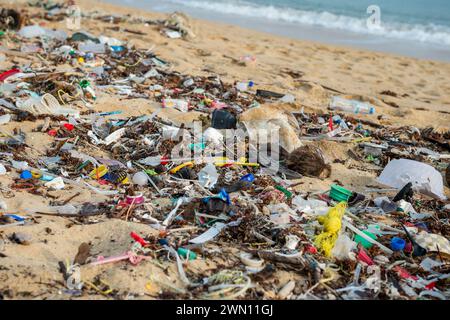 Koh Samui, Thailandia - 19 gennaio 2024: Spiaggia deserta, disseminata di bottiglie di plastica, imballaggi e altri rifiuti. Foto Stock