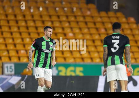 Wolverhampton, Regno Unito. 28 febbraio 2024. Lewis Dunk di Brighton durante la partita del quinto turno di fa Cup tra Wolverhampton Wanderers e Brighton e Hove Albion a Molineux, Wolverhampton, Inghilterra, il 28 febbraio 2024. Foto di Stuart Leggett. Solo per uso editoriale, licenza richiesta per uso commerciale. Non utilizzare in scommesse, giochi o pubblicazioni di singoli club/campionato/giocatori. Crediti: UK Sports Pics Ltd/Alamy Live News Foto Stock