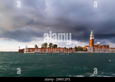 Venezia, panorama dell'isola di San Giorgio maggiore visto dall'acqua, dalla barca. Campanile Campanile, Chiesa e faro Faro di San Giorgio maggiore Foto Stock