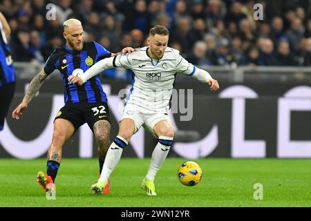 Milano, Italia. 28 febbraio 2024. Inter's Federico Dimarco e Teun Koopmeiners dell'Atalanta durante la partita di calcio italiano di serie A Inter-Atalanta lo stadio Giuseppe Meazza a Milano, Italia il 28 febbraio 2024 Credit: Independent Photo Agency/Alamy Live News Foto Stock