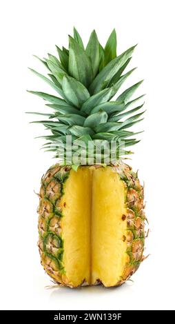 Fresco di ananas maturo isolato su sfondo bianco Foto Stock
