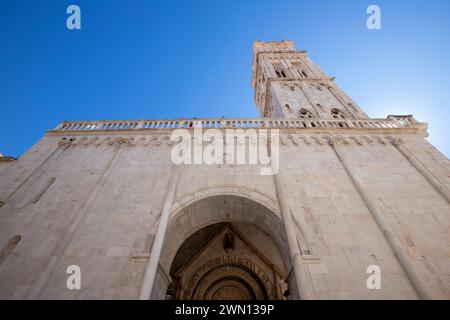 Vista dall'alto della cattedrale di San Lorenzo a Traù, Croazia Foto Stock