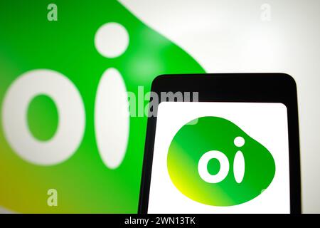 Brasile. 28 febbraio 2024. In questa immagine, il logo Oi viene visualizzato sullo schermo di uno smartphone e sullo sfondo. (Credit Image: © Rafael Henrique/SOPA Images via ZUMA Press Wire) SOLO PER USO EDITORIALE! Non per USO commerciale! Foto Stock