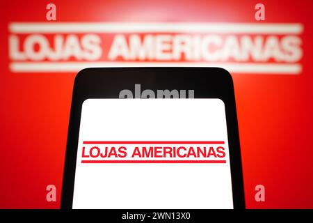 Brasile. 28 febbraio 2024. In questa immagine, il logo Lojas Americanas viene visualizzato sullo schermo di uno smartphone e sullo sfondo. (Credit Image: © Rafael Henrique/SOPA Images via ZUMA Press Wire) SOLO PER USO EDITORIALE! Non per USO commerciale! Foto Stock