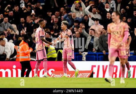 Il Mateo Joseph (centro) del Leeds United celebra il secondo gol della sua squadra durante la partita del quinto turno della Emirates fa Cup a Stamford Bridge, Londra. Data foto: Mercoledì 28 febbraio 2024. Foto Stock