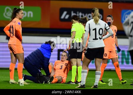 HEERENVEEN - Caitlin Dijkstra d'Olanda si trova a terra ferito durante la partita di terzo posto della UEFA Nations League tra Paesi Bassi e Germania allo Stadio Abe Lenstra il 28 febbraio 2024 a Heerenveen, Paesi Bassi. ANP OLAF KRAAK Foto Stock