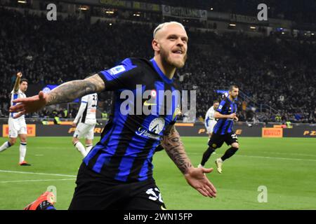 Milano, Italia. 28 febbraio 2024. Federico Dimarco di Inter festeggia durante la partita di serie A dell'Inter-Atalanta lo stadio Giuseppe Meazza a Milano, Italia il 28 febbraio 2024 Credit: Independent Photo Agency/Alamy Live News Foto Stock