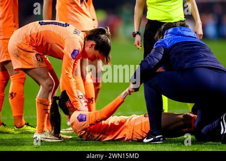 Heerenveen, Paesi Bassi. 28 febbraio 2024. HEERENVEEN, PAESI BASSI - FEBBRAIO 28: Caitlin Dijkstra dei Paesi Bassi in cure mediche per infortunio, Danielle van de Donk dei Paesi Bassi durante la UEFA Women's Nations League - terzo posto match tra Paesi Bassi e Germania all'Abe Lenstra Stadion il 28 febbraio 2024 a Heerenveen, Paesi Bassi. (Foto di Pieter van der Woude/Orange Pictures) credito: Orange Pics BV/Alamy Live News Foto Stock