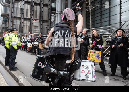 Londra, Regno Unito. 28 febbraio 2024. Gli attivisti per il clima della Extinction Rebellion (XR) si radunano a Tower Hill prima di marciare verso i Lloyd's di Londra per una giornata di "Insurance Mayhem", tentando di bloccare gli ingressi all'edificio mentre invitano l'industria a smettere di assicurare nuovi progetti di combustibili fossili. L'azione faceva parte di una settimana globale di eventi "assicurati il nostro futuro”, sperando di spingere l'industria a fare di più per combattere l'emergenza climatica. Crediti: Ron Fassbender/Alamy Live News Foto Stock