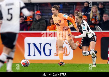 Heerenveen, Paesi Bassi. 28 febbraio 2024. HEERENVEEN, PAESI BASSI - FEBBRAIO 28: Kerstin Casparij dei Paesi Bassi si batte per il possesso con la tedesca Giulia Gwinn durante la UEFA Women's Nations League - terzo posto partita tra Paesi Bassi e Germania all'Abe Lenstra Stadion il 28 febbraio 2024 a Heerenveen, Paesi Bassi. (Foto di Pieter van der Woude/Orange Pictures) credito: Orange Pics BV/Alamy Live News Foto Stock