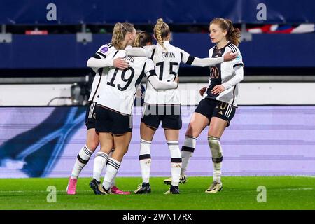 Heerenveen, Paesi Bassi. 28 febbraio 2024. HEERENVEEN, PAESI BASSI - FEBBRAIO 28: La tedesca Klara Bühl festeggia dopo aver segnato il suo primo gol, la tedesca Giulia Gwinn, la tedesca Sjoeke NÃ¼sken durante la UEFA Women's Nations League - terzo posto tra Paesi Bassi e Germania all'Abe Lenstra Stadion il 28 febbraio 2024 a Heerenveen, Paesi Bassi. (Foto di Pieter van der Woude/Orange Pictures) credito: Orange Pics BV/Alamy Live News Foto Stock