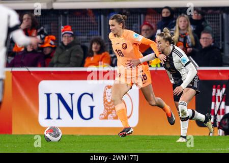 Heerenveen, Paesi Bassi. 28 febbraio 2024. HEERENVEEN, PAESI BASSI - FEBBRAIO 28: Kerstin Casparij dei Paesi Bassi si batte per il possesso con la tedesca Giulia Gwinn durante la UEFA Women's Nations League - terzo posto partita tra Paesi Bassi e Germania all'Abe Lenstra Stadion il 28 febbraio 2024 a Heerenveen, Paesi Bassi. (Foto di Pieter van der Woude/Orange Pictures) credito: Orange Pics BV/Alamy Live News Foto Stock