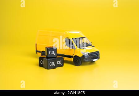 Furgone di erogazione e gas CO2 cubico. L'impronta di carbonio dell'industria logistica. Emissioni globali di carbonio. Combustibili fossili. Ottimizzazione dei percorsi di consegna, Electri Foto Stock