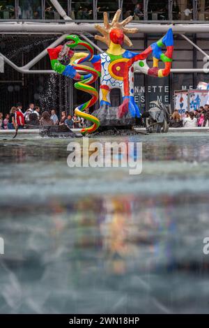 La Fontaine Stravinsky, fontana da Niki de Saint Phalle e Jean Tinguely, Parigi, Francia, Europa Foto Stock