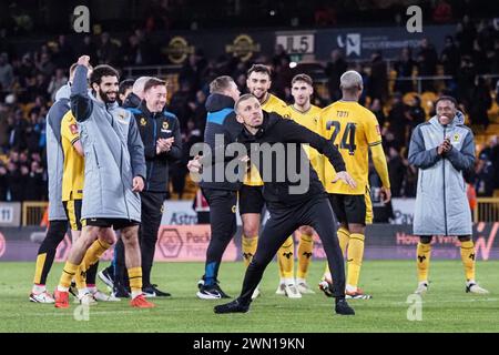 Wolverhampton, Regno Unito. 28 febbraio 2024. Wolverhampton, Inghilterra, 28 febbraio 2024: I lupi celebrano a tempo pieno la partita di calcio di fa Cup tra Wolverhampton Wanderers e Brighton e Hove Albion allo stadio Molineux di Wolverhampton, Inghilterra (Natalie Mincher/SPP) credito: SPP Sport Press Photo. /Alamy Live News Foto Stock