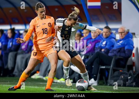 HEERENVEEN, PAESI BASSI - FEBBRAIO 28: Kerstin Casparij (Paesi Bassi) e Klara Buhl (Germania) combattono per il ballo durante la UEFA Women's Nations Lea Foto Stock