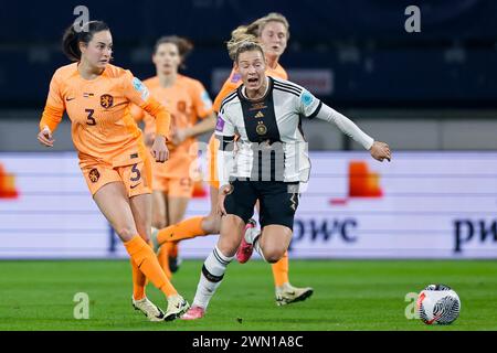 HEERENVEEN, PAESI BASSI - FEBBRAIO 28: Caitlin Dijkstra (Paesi Bassi) e Sarai Linder (Germania) combattono per il pallone durante le Nazioni UEFA femminili L Foto Stock