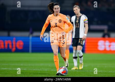 HEERENVEEN, PAESI BASSI - FEBBRAIO 28: Caitlin Dijkstra (Paesi Bassi) controlla la palla durante la partita UEFA Women's Nations League 2024 di Netherla Foto Stock