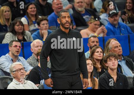 Orlando, Florida, Stati Uniti, 27 febbraio 2024, il capo-allenatore dei Brooklyn Nets Kevin Ollie al Kia Center. (Foto: Marty Jean-Louis/Alamy Live News Foto Stock