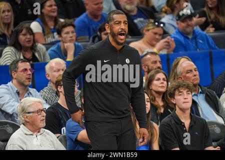 Orlando, Florida, Stati Uniti, 27 febbraio 2024, il capo-allenatore dei Brooklyn Nets Kevin Ollie al Kia Center. (Foto: Marty Jean-Louis/Alamy Live News Foto Stock