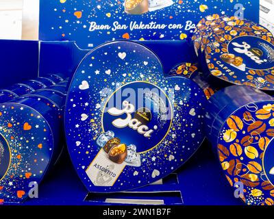 Alba, Italia - 27 febbraio 2024: Cioccolatini Baci Perugina in confetti a forma di cuore per San Valentino esposti in vendita al supermercato italiano Foto Stock