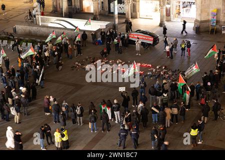 Monaco, Germania. 28 febbraio 2024. Diverse persone hanno partecipato a una manifestazione in Palestina il 28 febbraio 2024 a Monaco di Baviera, in Germania, per protestare per un cessate il fuoco a Gaza e per piangere le vittime della guerra. (Foto di Alexander Pohl/Sipa USA) credito: SIPA USA/Alamy Live News Foto Stock