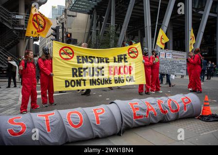 Londra, Regno Unito. 28 febbraio 2024. I manifestanti detengono bandiere e bandiere dalla compagnia assicurativa Lloyd's durante la manifestazione. Extinction Rebellion ha organizzato una campagna della durata di una settimana insieme ad altre organizzazioni come STOPEACOP, Tipping Point, Mothers Rise Up, Coal Action Network a Londra e in tutto il Regno Unito per colpire il settore assicurativo globale. Convincendoli a smettere di assicurare l'industria dei combustibili fossili. Credito: SOPA Images Limited/Alamy Live News Foto Stock